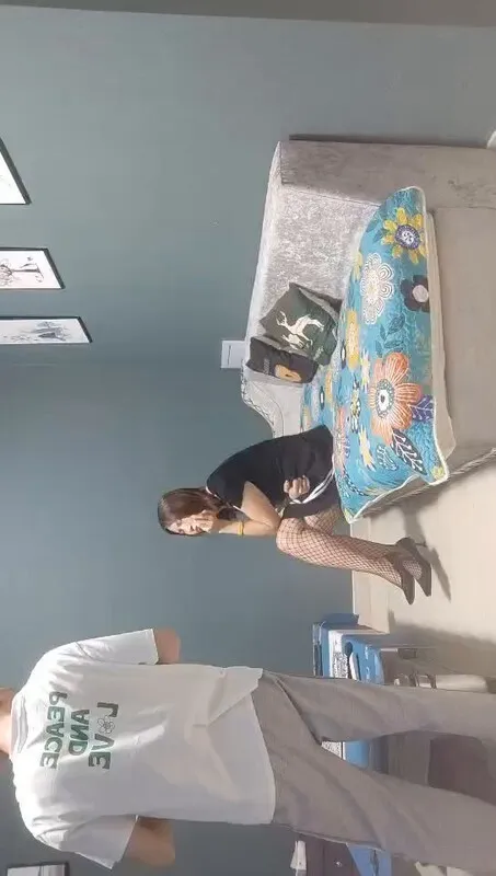 小狐狸娱乐御姐范黑色网袜骚女张开双腿揉搓骚穴撩起裙子拉着手后入镜头前猛操大屁股