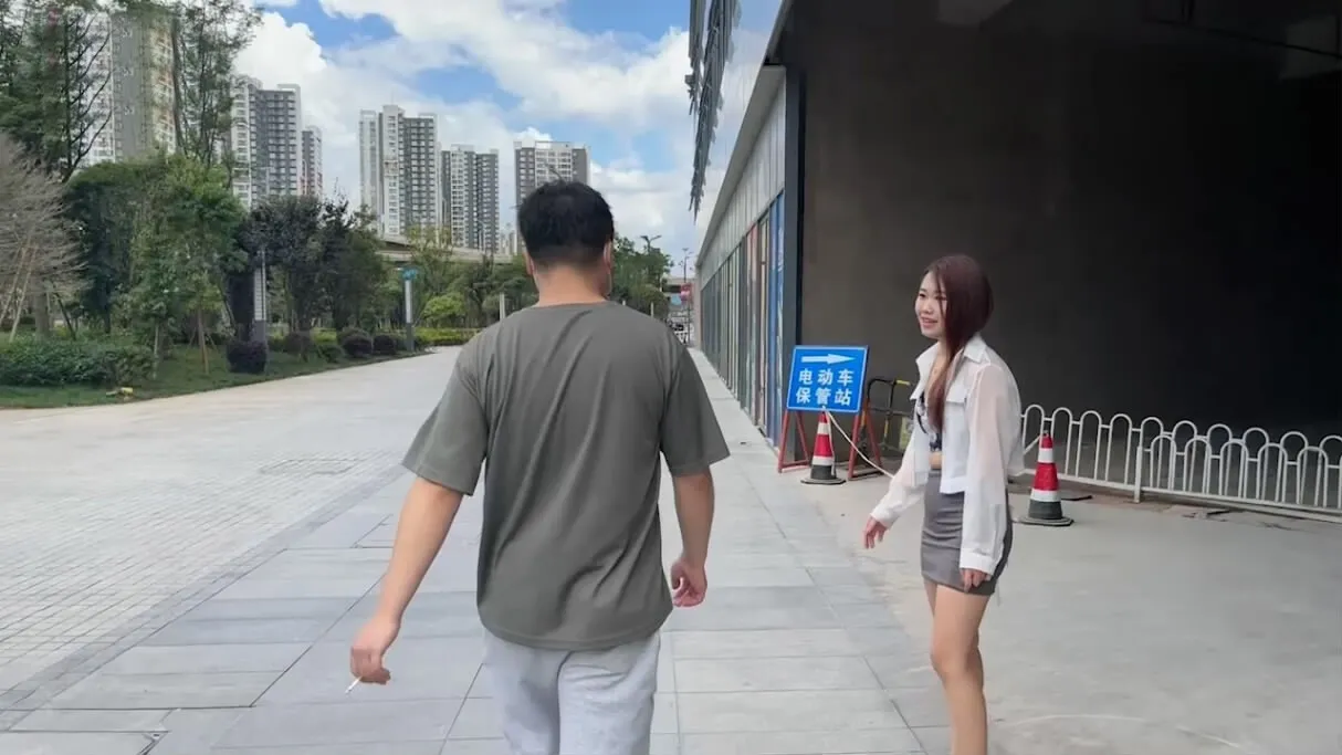 小胖下班途中路过停车场门口被站街女搭讪带到家里性交易还挺厉害的把小姐姐干趴了-菲菲