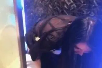 女神级美女和炮友剧情演绎-酒吧唱歌上厕所被人闯进来硬干!