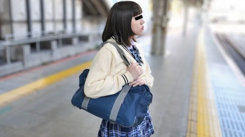 被盯上正当食的制服女孩 山中しおり 10musume_030125_01