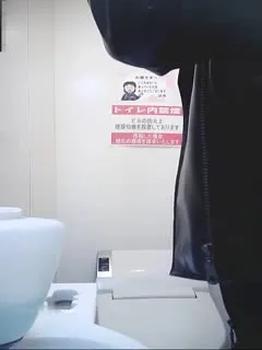 美女如云美容院公共女厕正面偷拍_