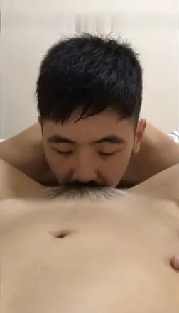 骚妹子一根肉棒不够吃两个纹身大汉才能喂饱她