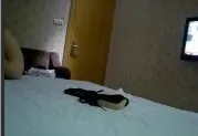 和高颜值又有一对大奶子的艺术院校兼职妹子宾馆约啪一爽起来操到不想停