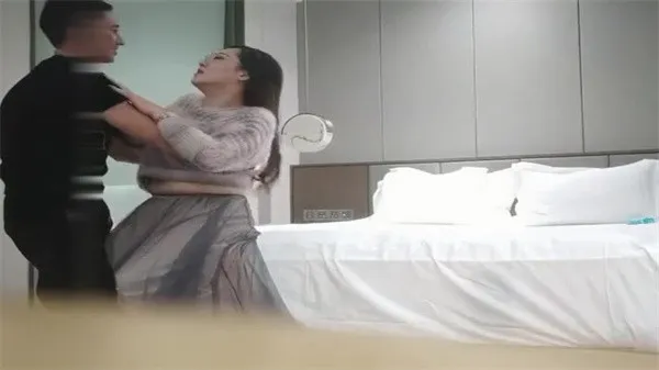 利哥眼镜人妻乍一看还以为是语文老师来了