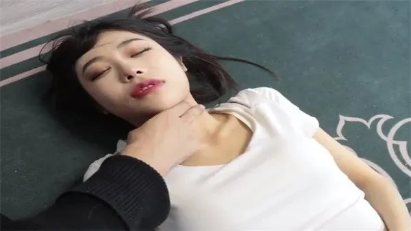 美女姐妹花被打晕