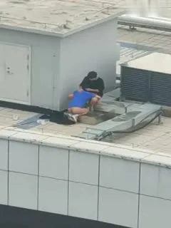 小情侣寻刺激跑天台啪啪