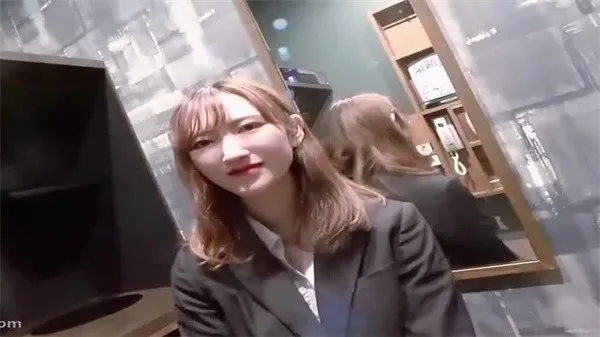 制服还没脱下的甜美邻家小美眉一线粉逼插进去好紧