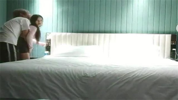 寻花偷拍-男主高价約了个高跟肉丝兼职美女销售