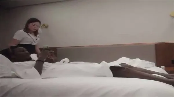 寻花偷拍-男主約了个肉感肥臀足疗技师让老黑体验技师的全套服务