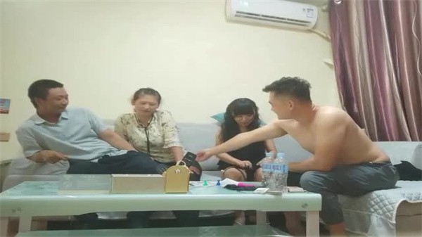 两对夫妻档开房玩游戏交换伴侣4人淫乱混战