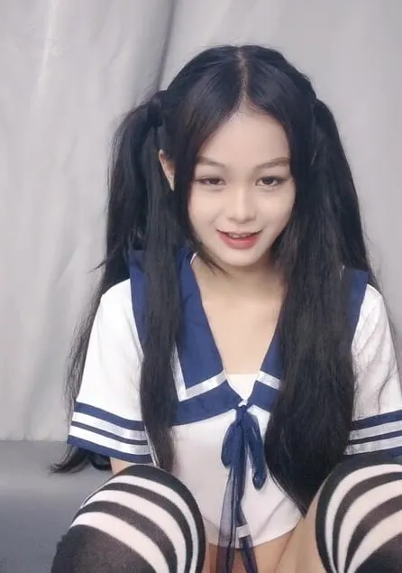 双马尾清纯美少女情趣学生制服娇小身材卡哇伊跳蛋震小穴震动棒插入翘起屁股特写视角