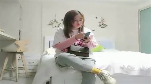 肉感骚妇偷情狼友惨被渣狼友偷拍..._