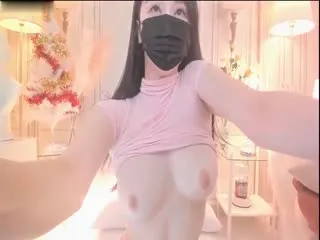 #直播 美女想要被操逼，秀出迷人的奶子
