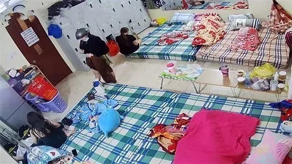 高端沐足店监控颜值身材极品的技师睡前换衣嬉闹十分养眼