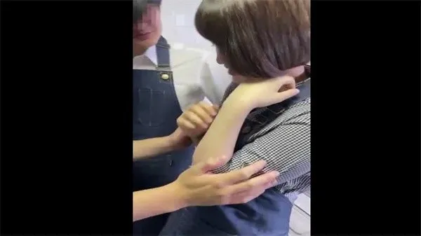 某咖啡馆新来的女店员