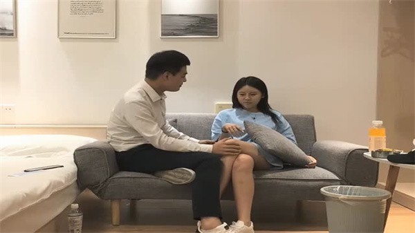 蓝衣漂亮小姐姐笔直大长腿_