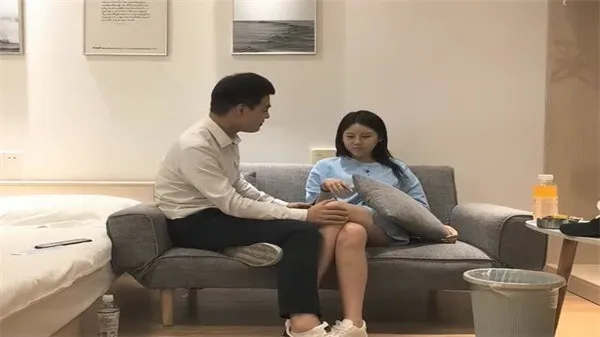 蓝衣漂亮小姐姐笔直大长腿_