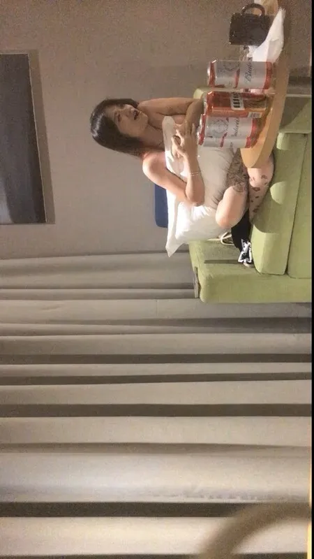 绿帽白嫖良家密码房约满背纹身小姐姐喝喝酒玩游戏脱掉内裤露大奶骑乘抽插扶着细腰后入猛操