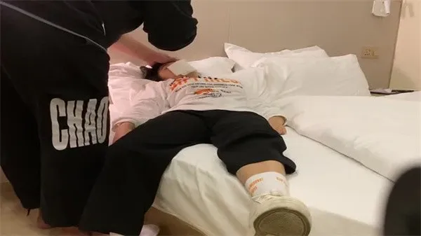 精选资源肥猪哥下药迷翻03年的美女同事